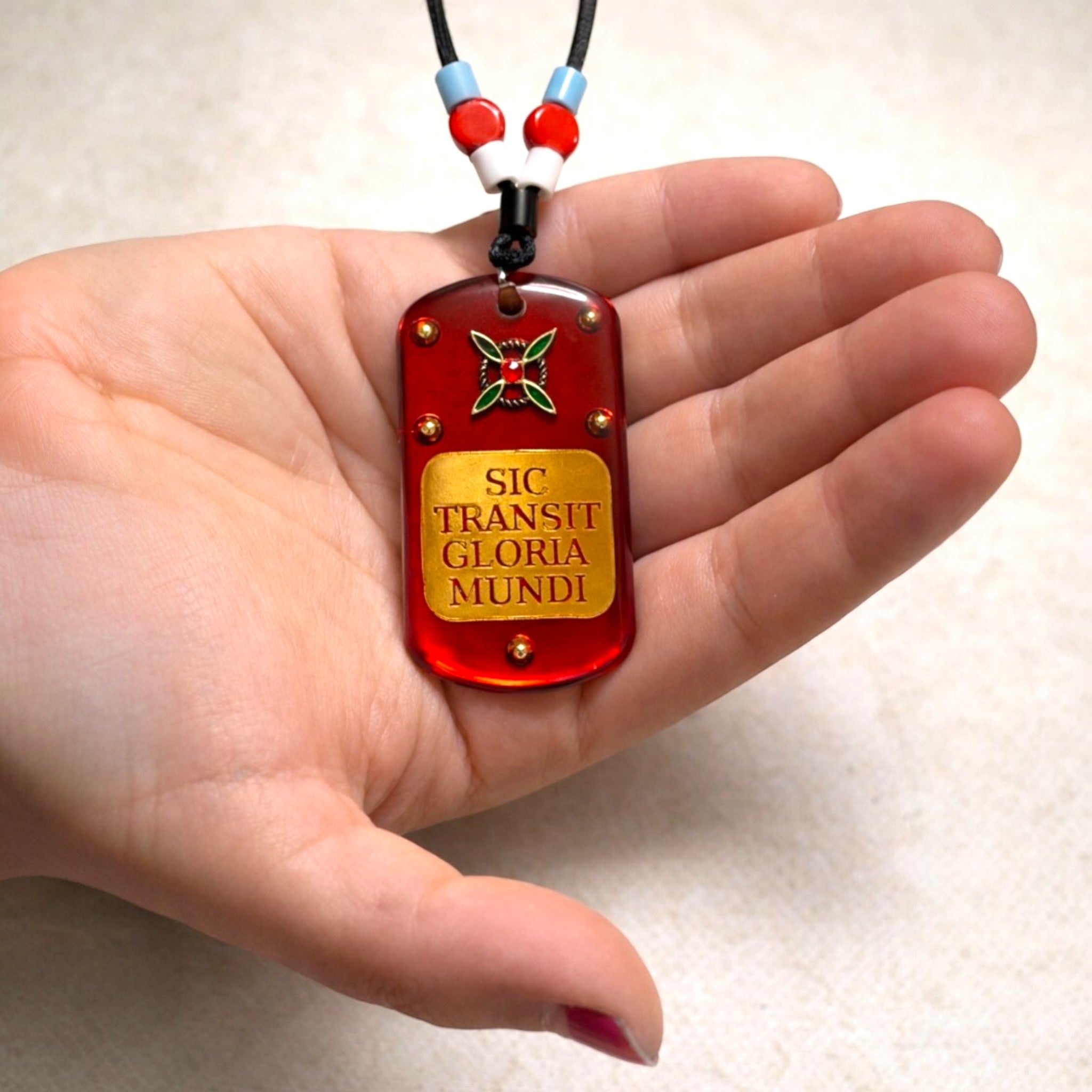 Sic Transit Gloria Mundi - Pendente con la tua dedica personalizzata e motto latino